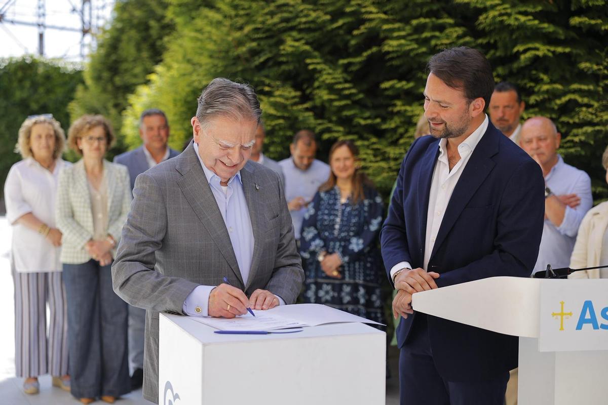 El alcalde de Oviedo, Alfredo Canteli, firma el manifiesto.