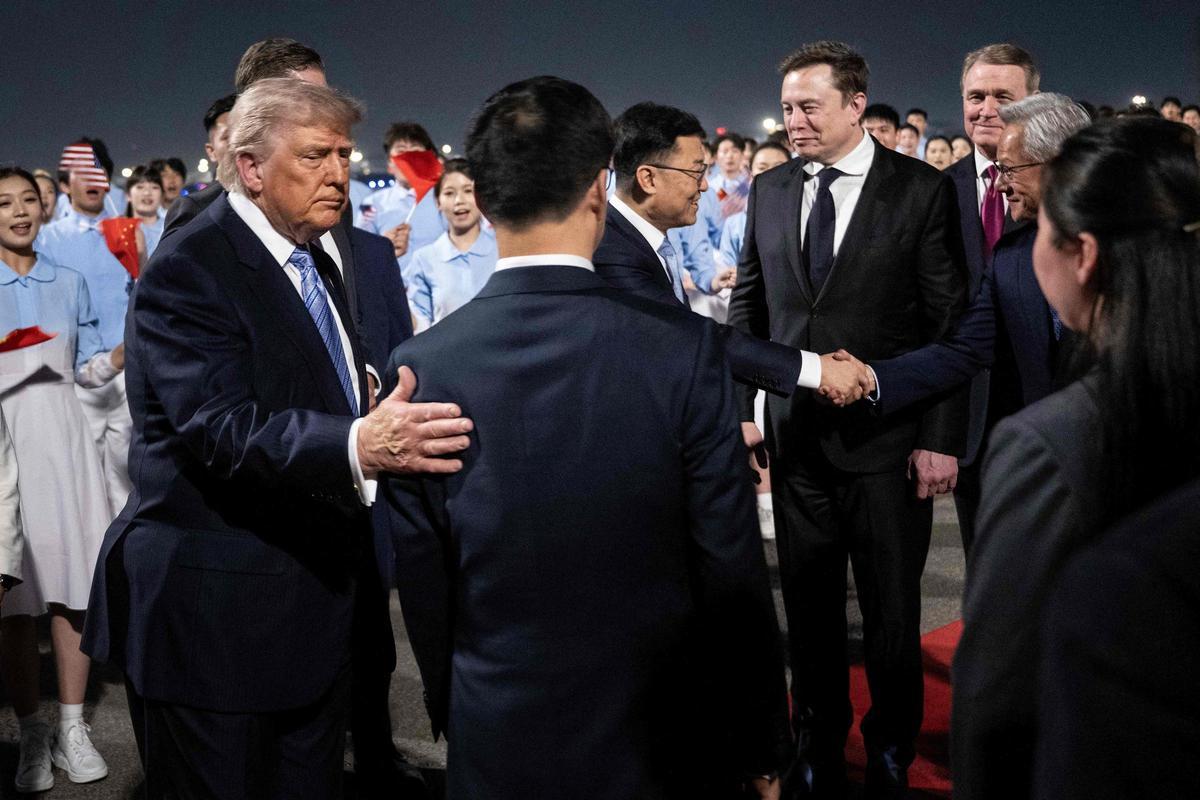 El presidente estadounidense, Donald Trump, acompañado de los magnates Elon Musk (Tesla, SpaceX, X) y Jensen Huang (Nvidia) a su llegada a China.