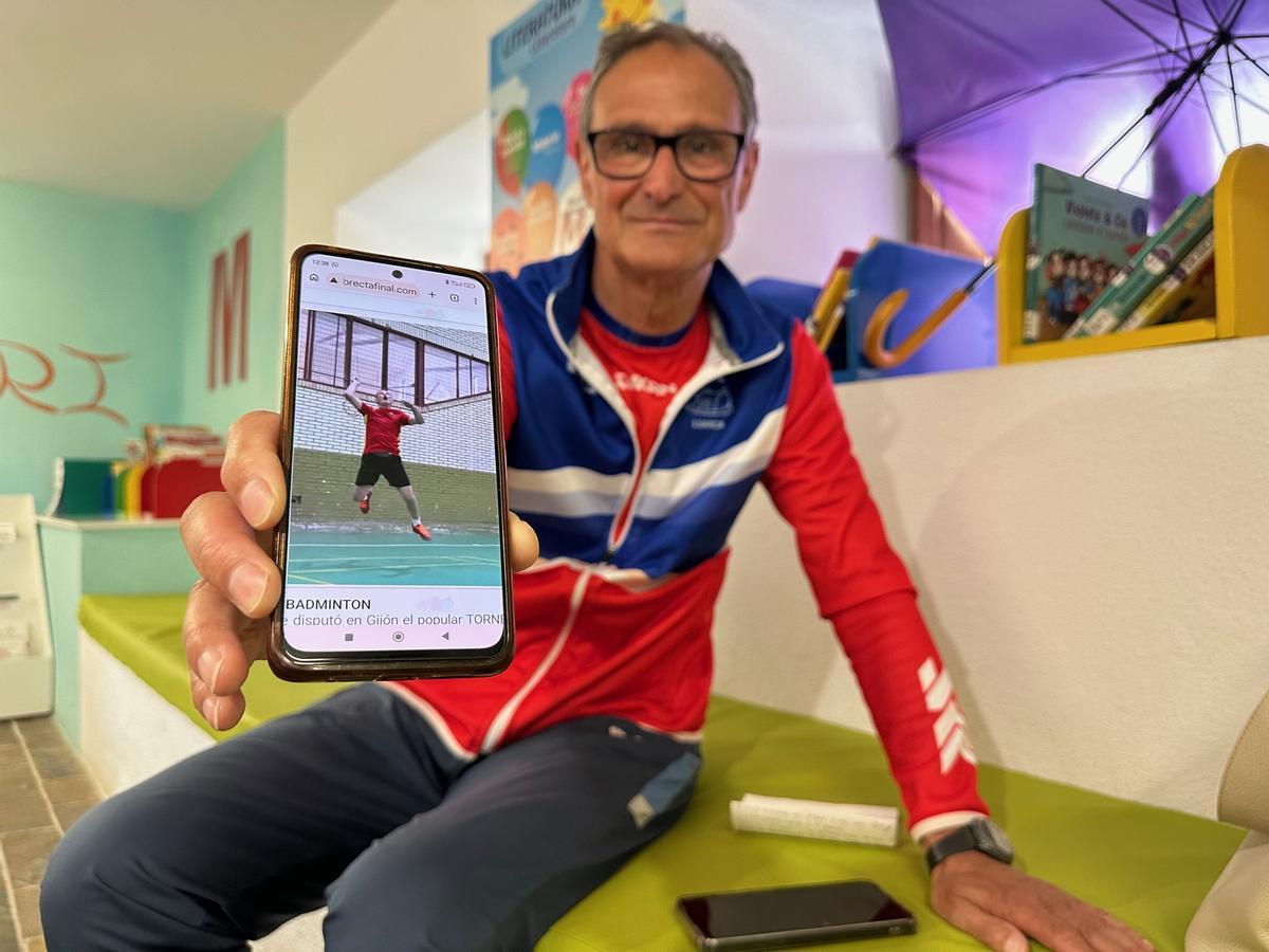 Luis Paredano muestra una de sus fotografías, en competencia.