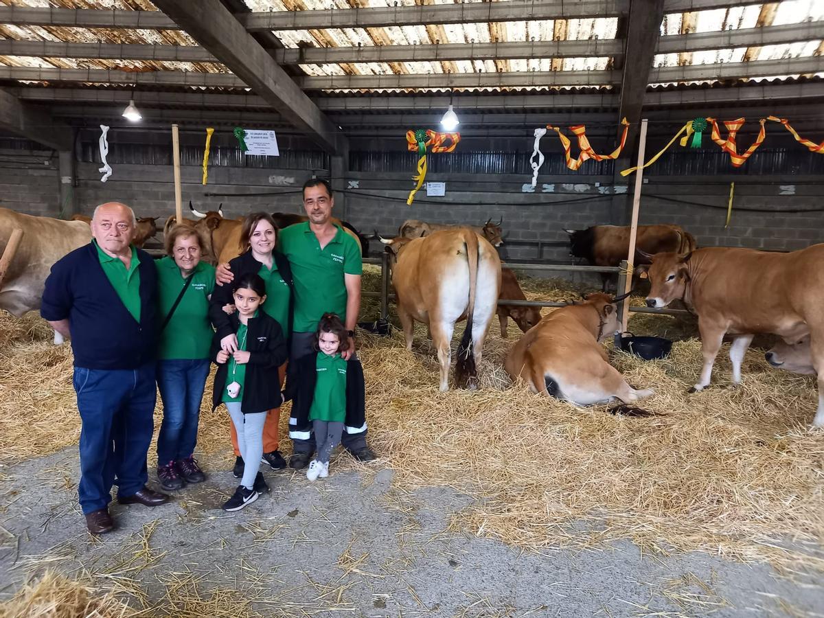 José Luis Peláez, Mari Luz Ordóñez, Estefanía Peláez y Daniel Fernández, con sus hijas Daniela y Martina, en la finca ganadera.
