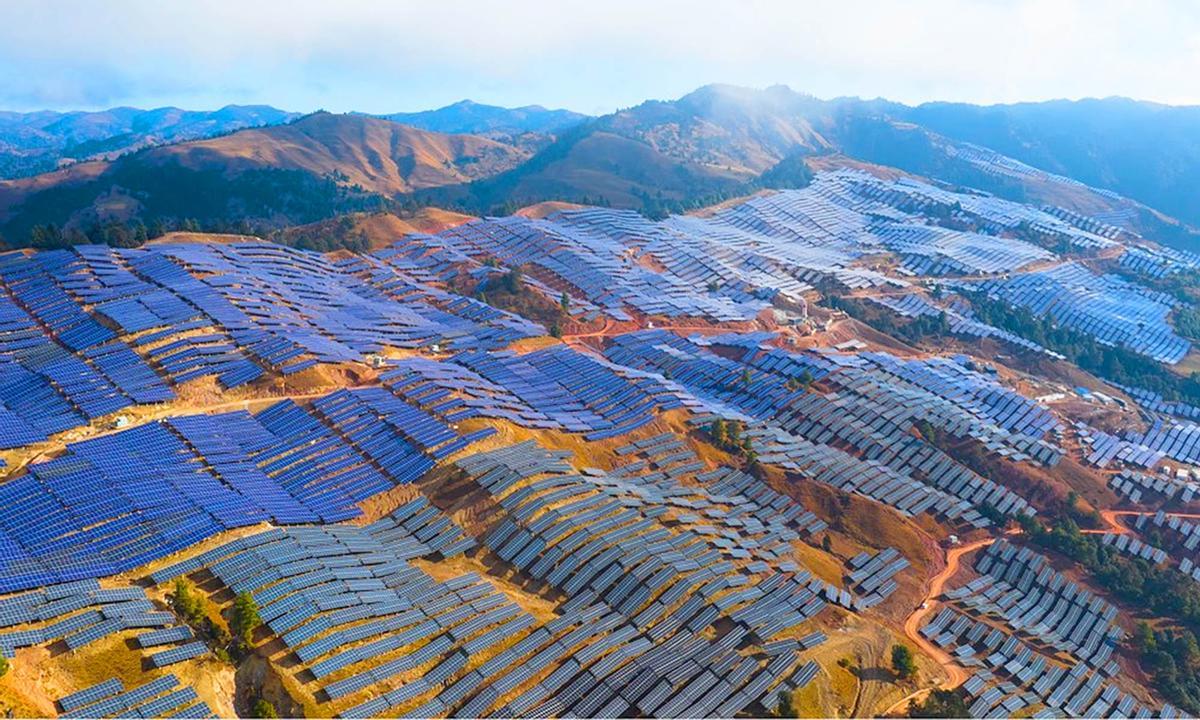 Parque solar en la región del Tíbet