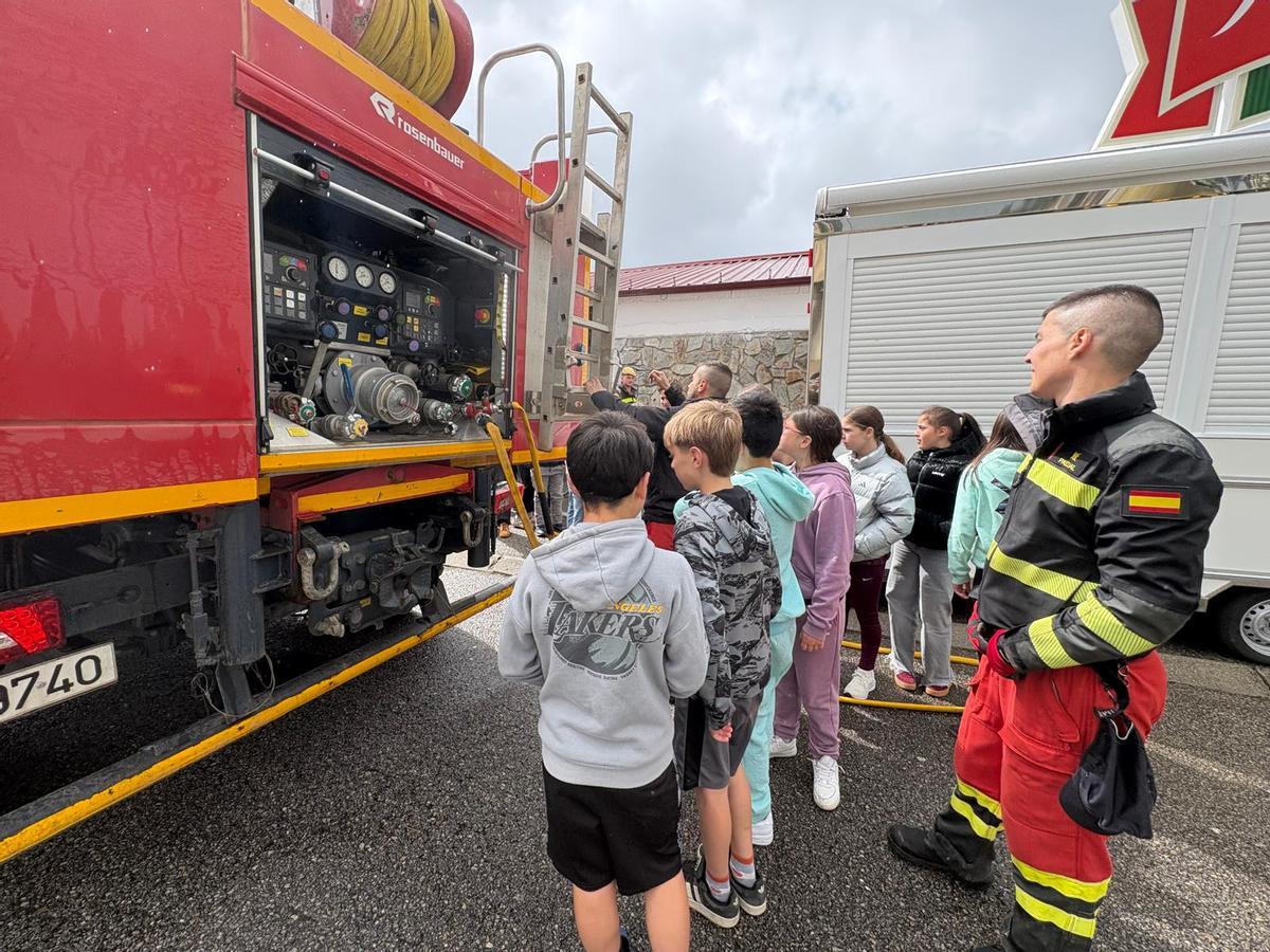 Los escolares miran el interior del camión autobomba de la UME.