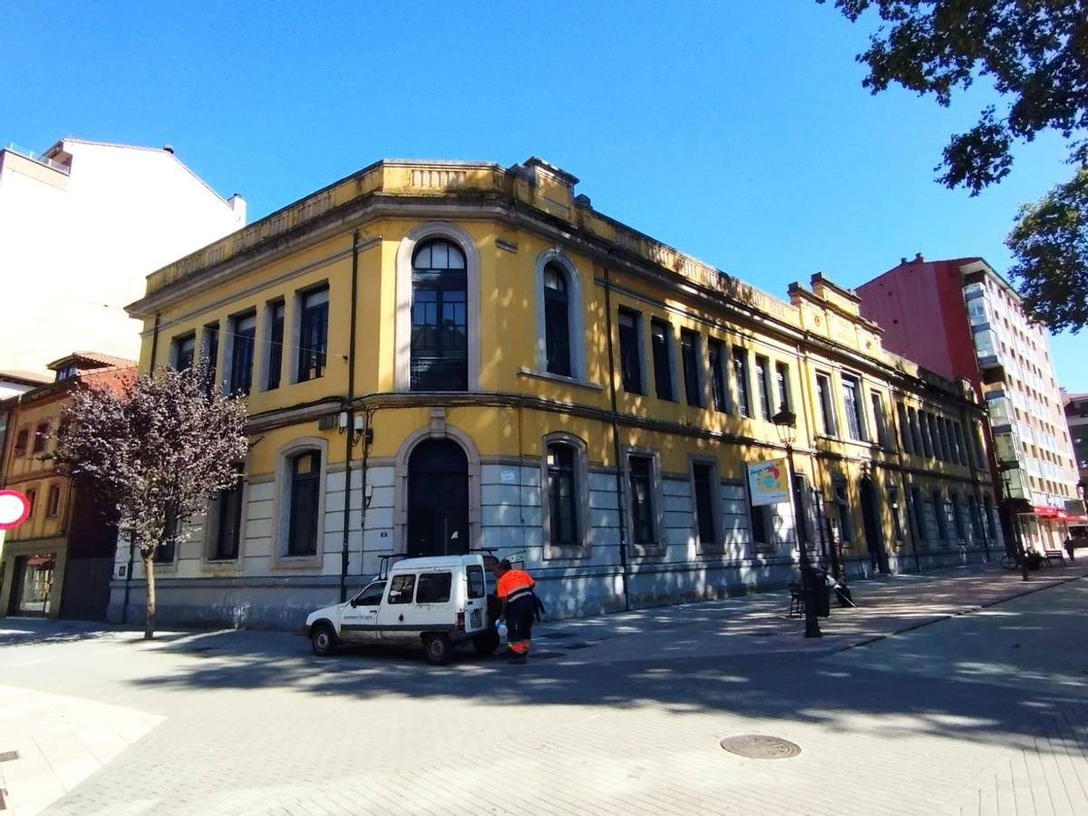 El edificio del antiguo colegio La Salle en La Felguera, propiedad de Duro.