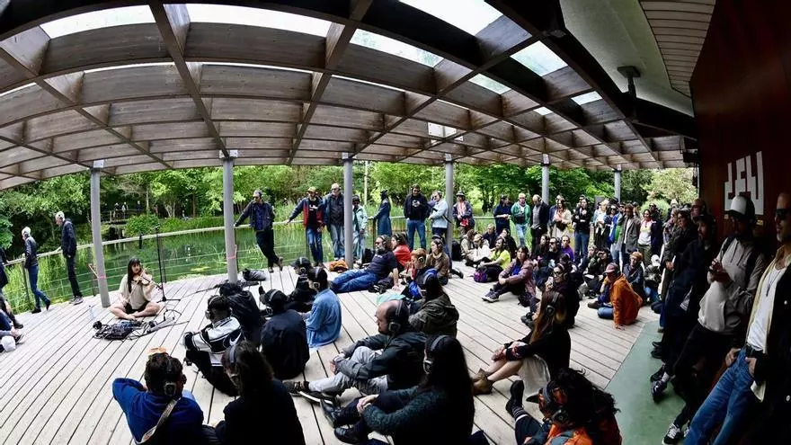 VÍDEO: La LEV se despide con una sesión de concierto con auriculares en el Jardín Botánico de Gijón