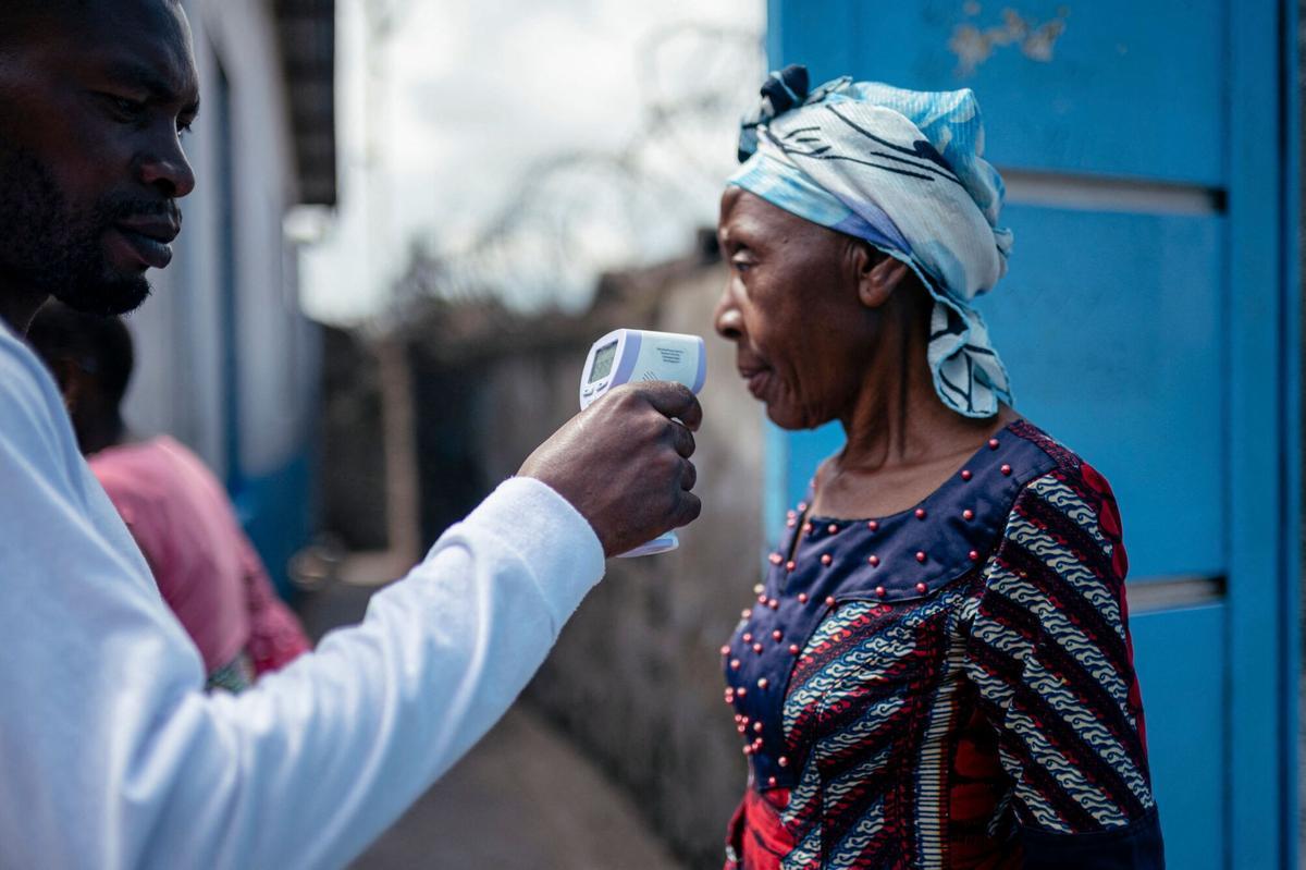 Un trabajador del Hospital Virunga de Goma toma la temperatura a un paciente.