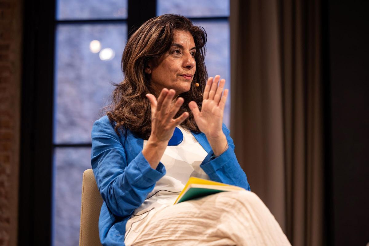 Sanam Naraghi Anderlini durante el encuentro 'No war no kings' celebrado por BCN4Peace en Barcelona.