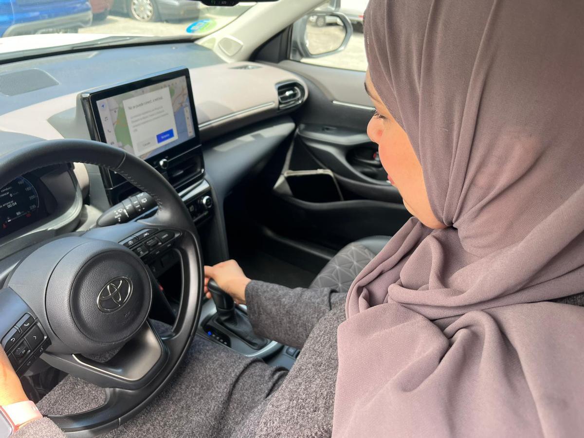 La alumna Fátima Katrani realizará el examen para conducir un coche automático este mes