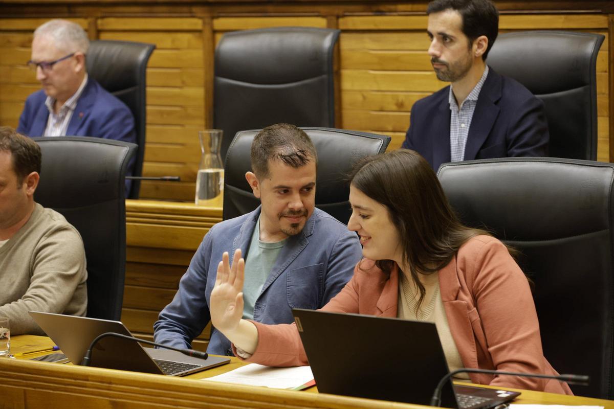 Olaya Suárez charla con Javier Suárez Llana, seguido de Alejandro Farpón.