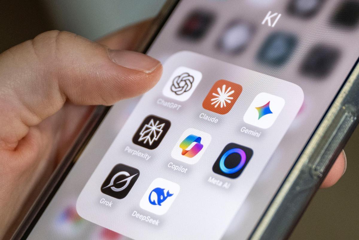 Un usuario consulta 'apps' de chatbot de IA como ChatGPT (OpenAI), Claude (Anthropic), Gemini (Google), Perplexity, Copilot (Microsoft), Meta AI, Grok (xAI) o DeepSeek.