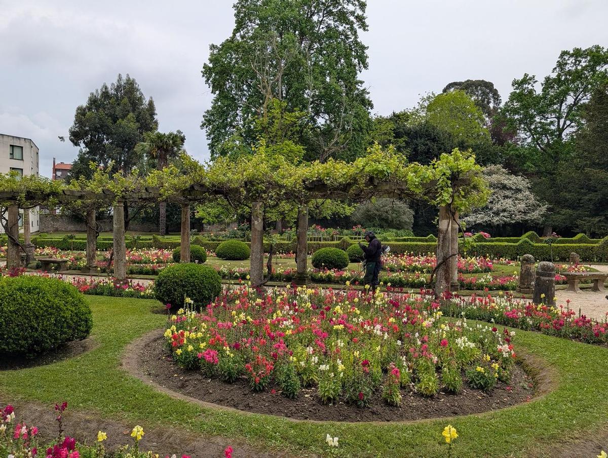 Un operario realiza trabajos de mantenimiento en el jardín francés de Ferrera