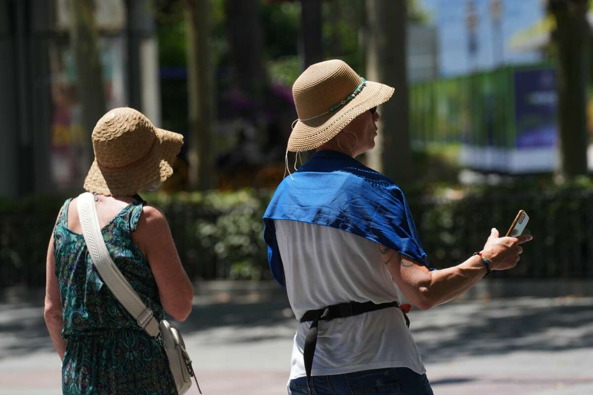 Los turistas se protegen del calor en las calles de Sevilla. El 27 de mayo de 2026 en Sevilla, Andalucía (España).