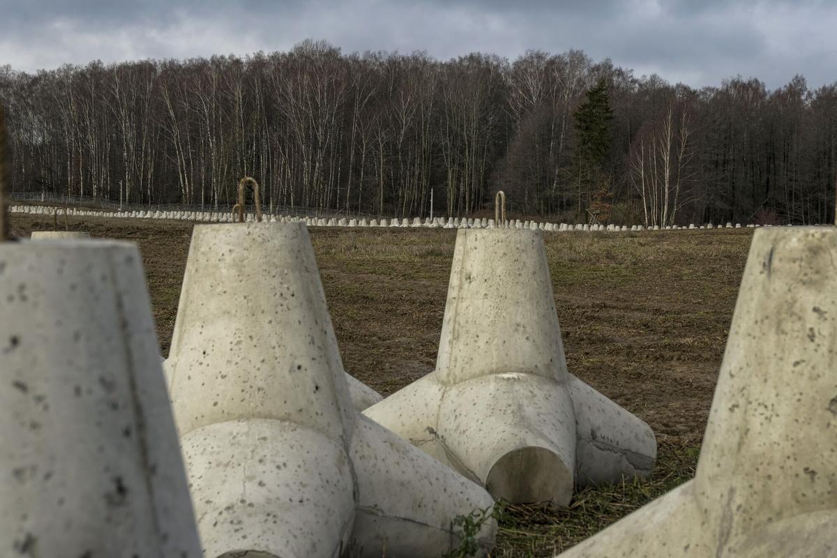 Líneas antitanques desplegadas en la frontera oriental de Polonia, adyacente a Bielorrusia.