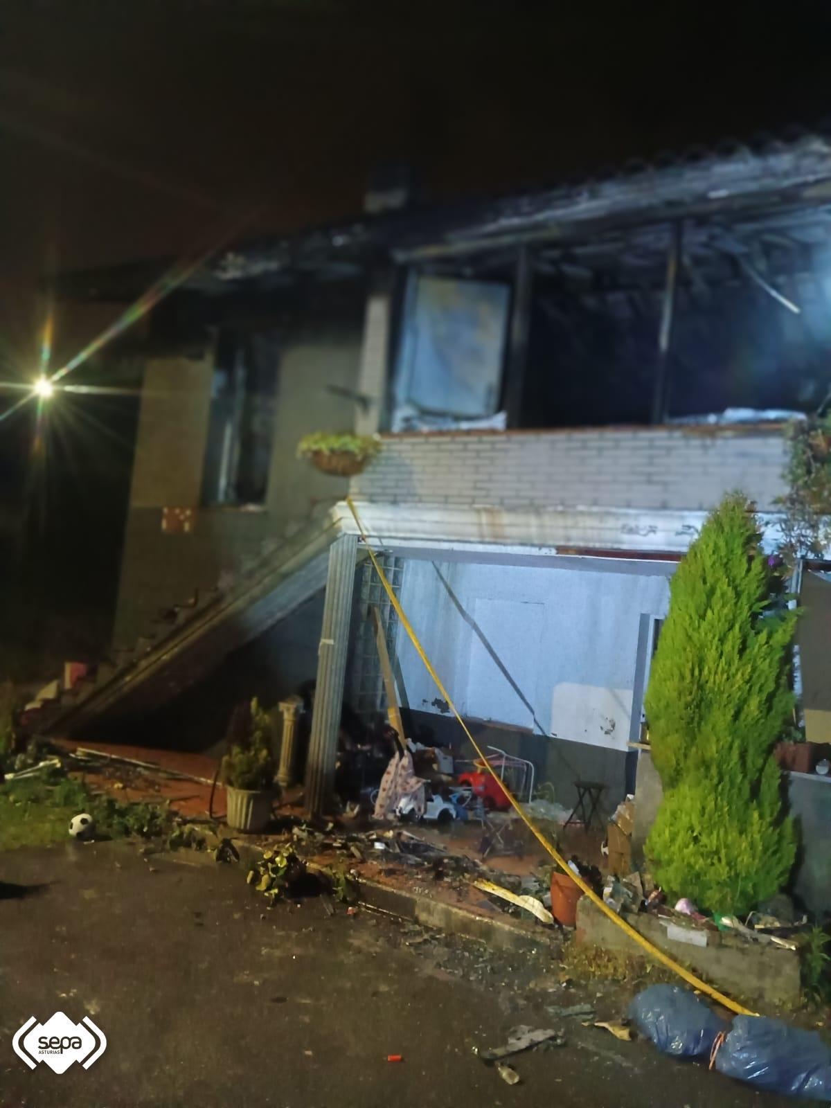 La vivienda durante la extinción del incendio.