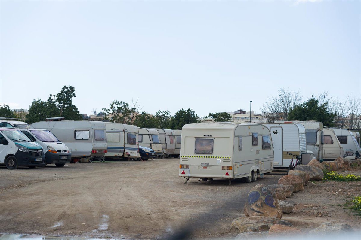 Un total de 13 caravanas fueron denunciadas en 2025 y otras 17 este año por estacionar en suelo rústico en Eivissa