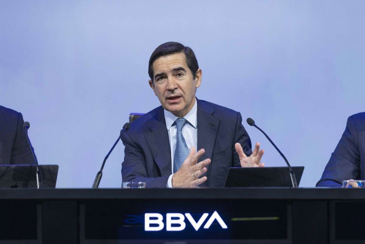 Archivo - El presidente del BBVA, Carlos Torres, durante una rueda de prensa, en la Comisión Nacional del Mercado de Valores (CNMV), el 9 de mayo de 2024, en Madrid (España).