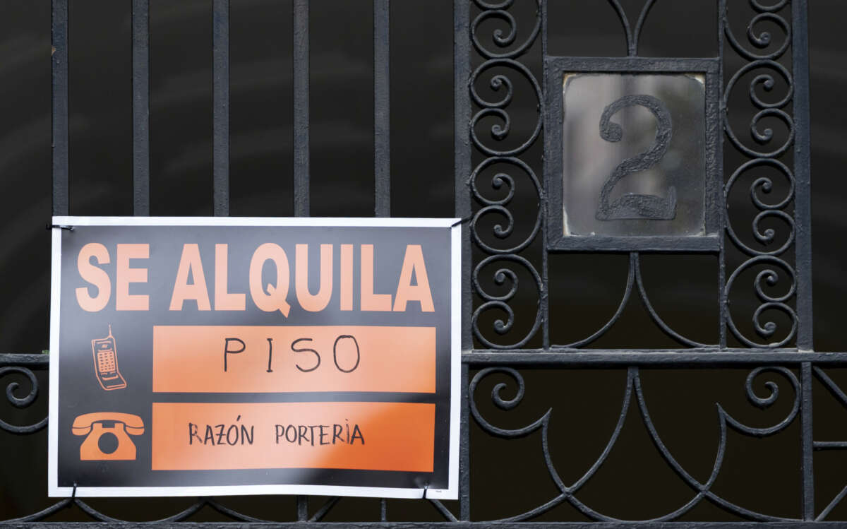Un cartel que anuncia el alquiler de un apartamento. Foto: EuropaPrensa.