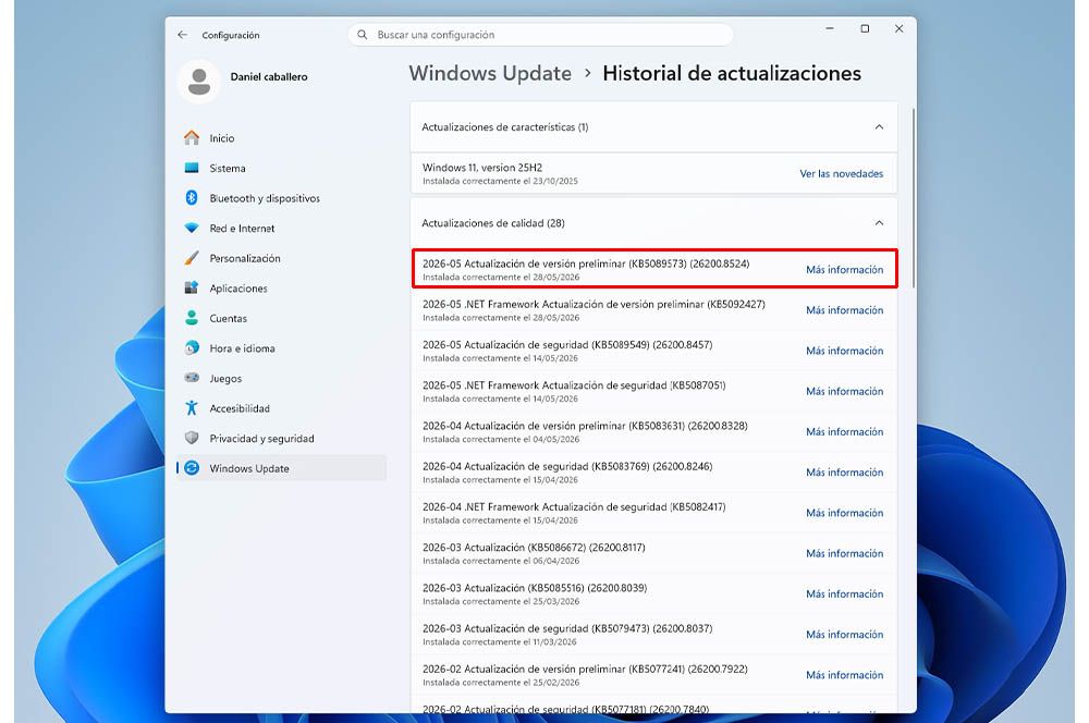 El menú del historial de actualizaciones de Windows Update en Windows 11 muestra una lista de parches instalados, con un parche resaltado en un cuadro rojo.