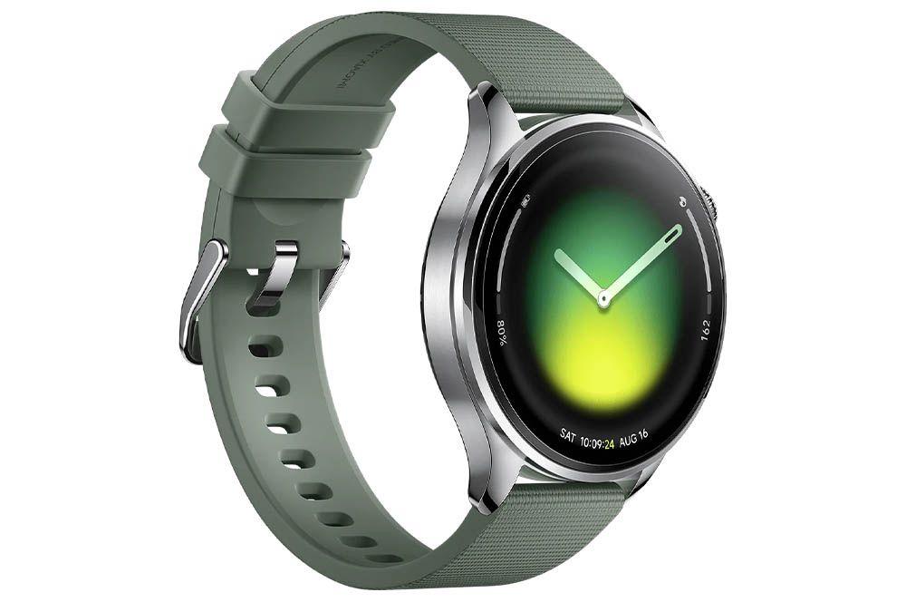 Smartwatch con esfera metálica redonda, correa de silicona en color verde oliva y pantalla analógica-digital tintada en verde.