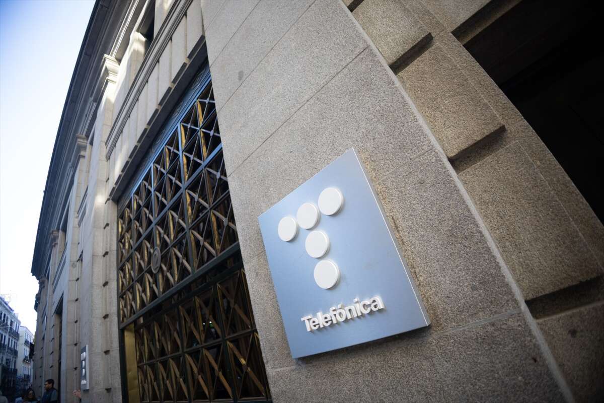 (Foto de archivo) Fachada del edificio Telefónica en la Gran Vía, el 28 de noviembre de 2025, en Madrid (España). El impacto del expediente de regulación de empleo (ERE) para Telefónica de España, Telefónica Móviles, Telefónica Soluciones, Telefónica SA, Telefónica Global Solutions, Telefónica Innovación Digital y Movistar+ propuesto por la compañía es, una vez constituidas todas las mesas de negociación, en un total de 6.088 personas, lo que representa el 35,3% de la plantilla total de las filiales implicadas en el proceso, según informan los sindicatos. Eduardo Parra / Europa Press 28/11/2025