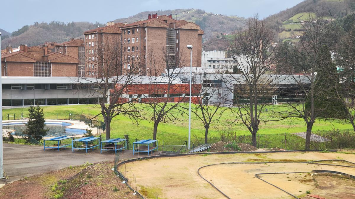 Recinto exterior de la zona deportiva de Vega de Arriba donde se proyectan las nuevas piscinas. | A. Velasco