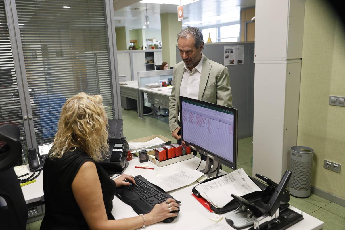 Luis Ángel Benavente, gerente de Emvisa, con uno de los trabajadores.