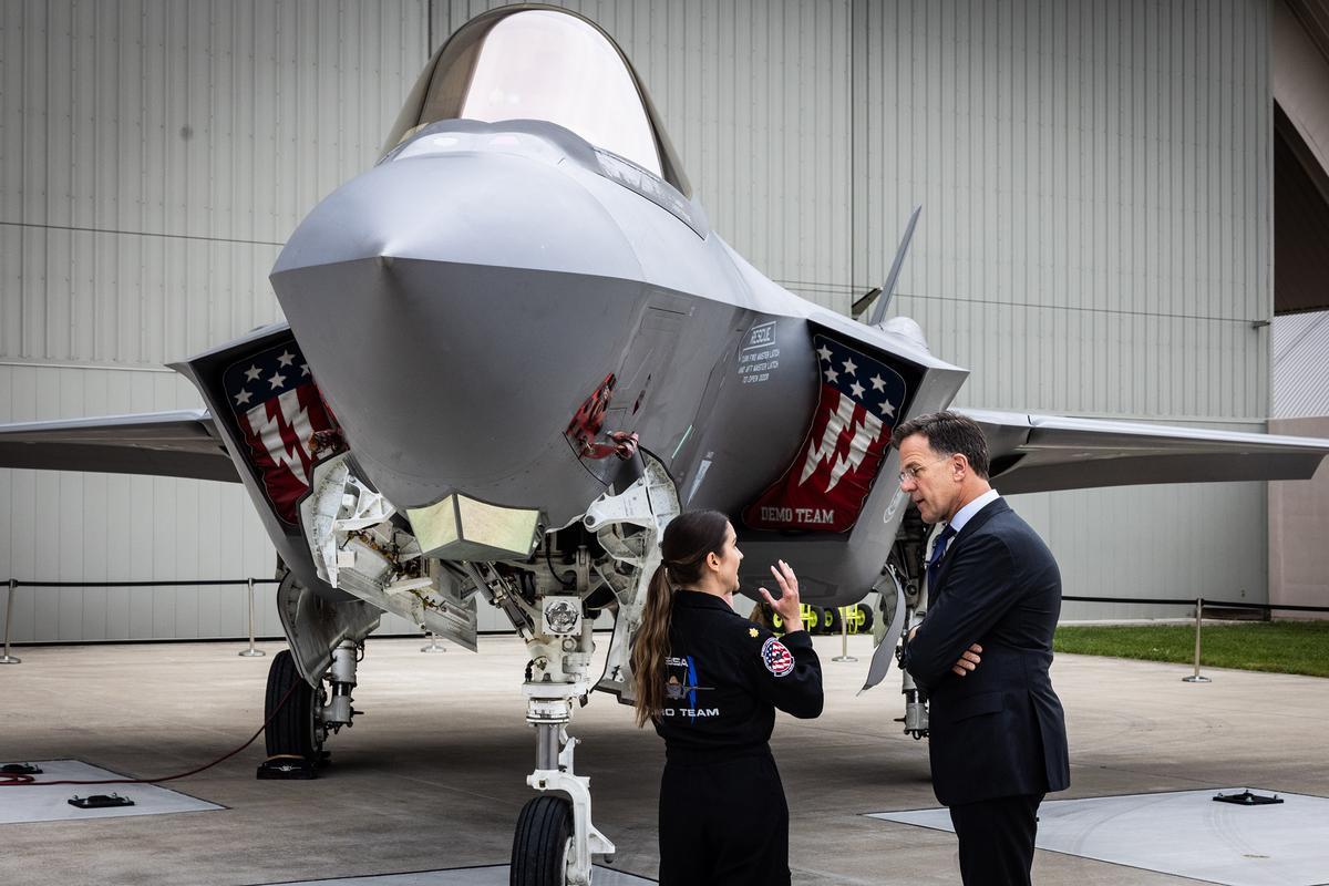 El secretario general de la OTAN, Mark Rutte, con un caza F-35 y su piloto en Dayton (EE.UU.).