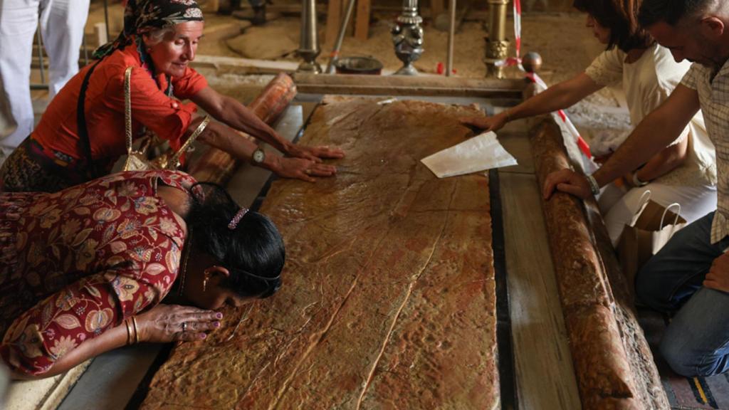 Un grupo de cristianos reza en la Iglesia del Santo Sepulcro.