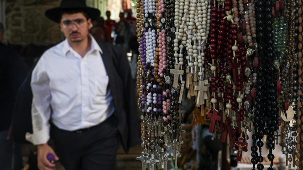 Vista de collares de cruces cristianas en la Ciudad Vieja de Jerusalén