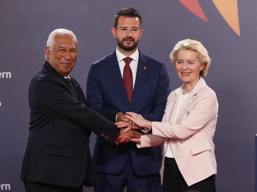 El presidente del Consejo Europeo, António Costa, y la presidenta de la Comisión, Ursula von der Leyen, con el presidente de Montenegro, Jakov Milatovic, durante la cumbre de este viernes en Tivat