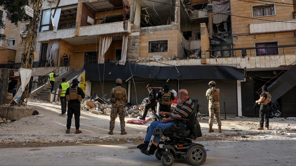Un hombre en silla de ruedas contempla el resultado de un bombardeo israelí en un barrio del sur de Beirut.
