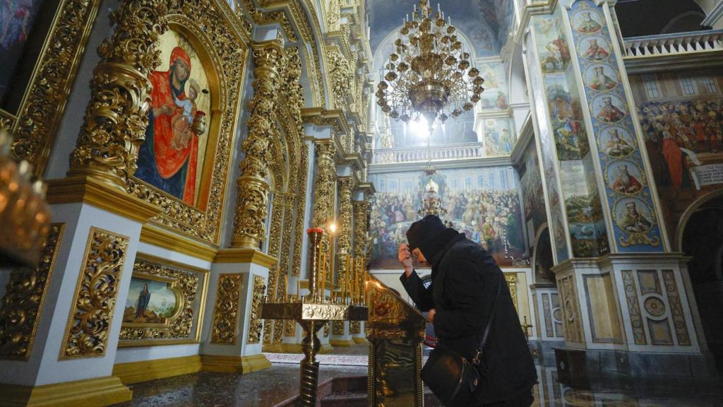 Interior de la Catedral de la Dormición en Kyiv, Ucrania