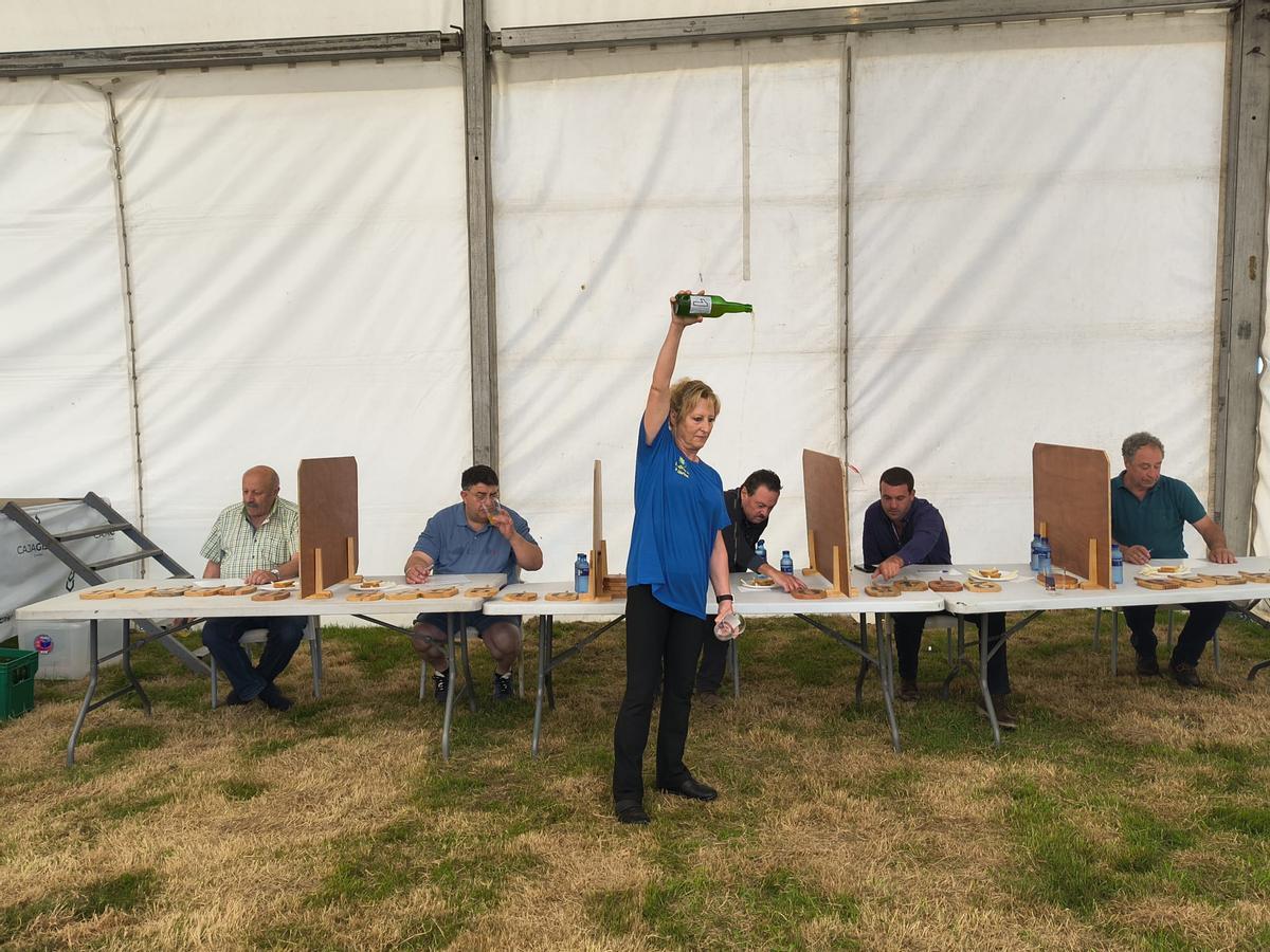 Un momento de la cata durante el concurso de sidra casera.