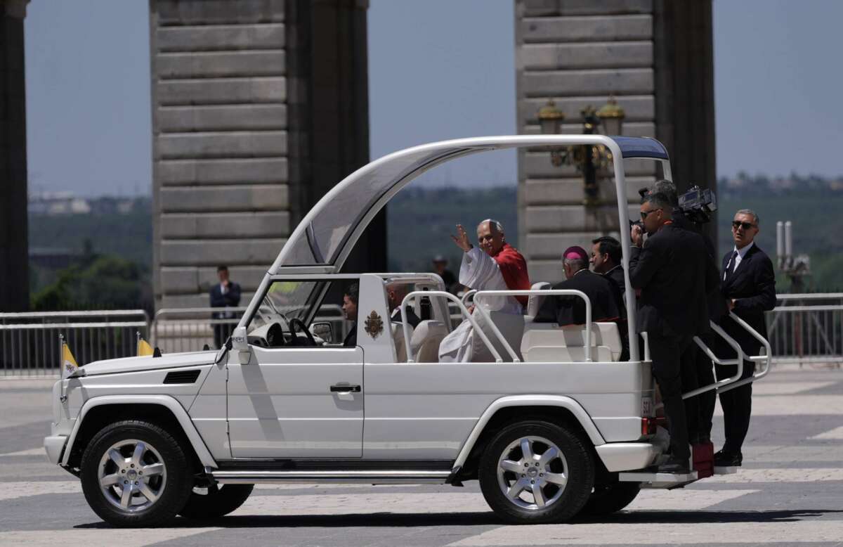 El Papa León XIV saluda desde el papamóvil después de su ceremonia de bienvenida en el Palacio Real. Foto: Alberto Ortega / Europa Press.