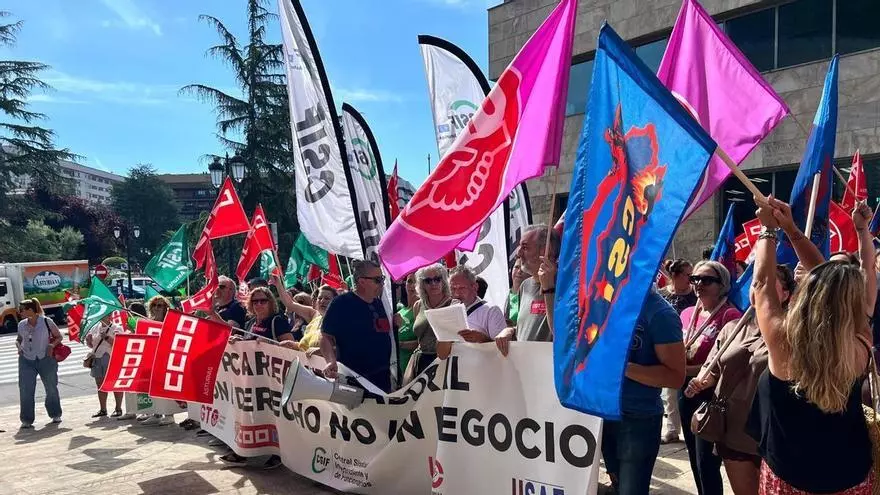 VÍDEO: Protesta del personal sanitario y no sanitario de residencias privadas y protegidas de Asturias ante el Ministerio de Derechos Sociales