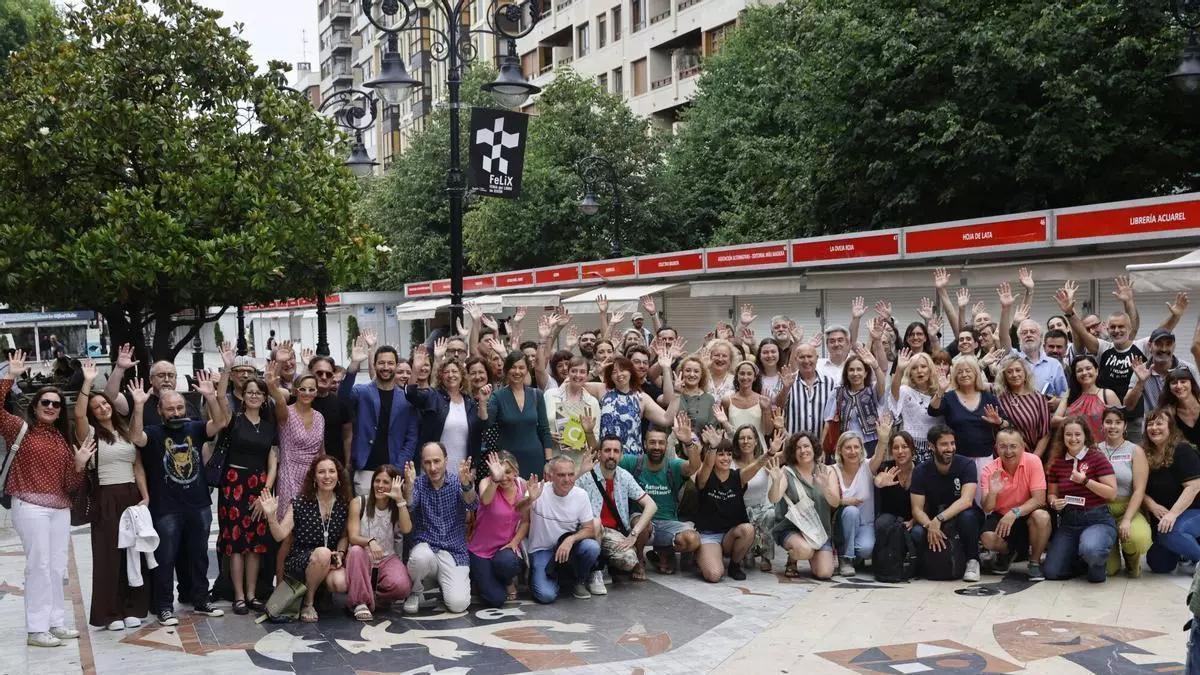 La Feria del Libro de Gijón celebra su décima edición con éxito de asistencia y ventas.