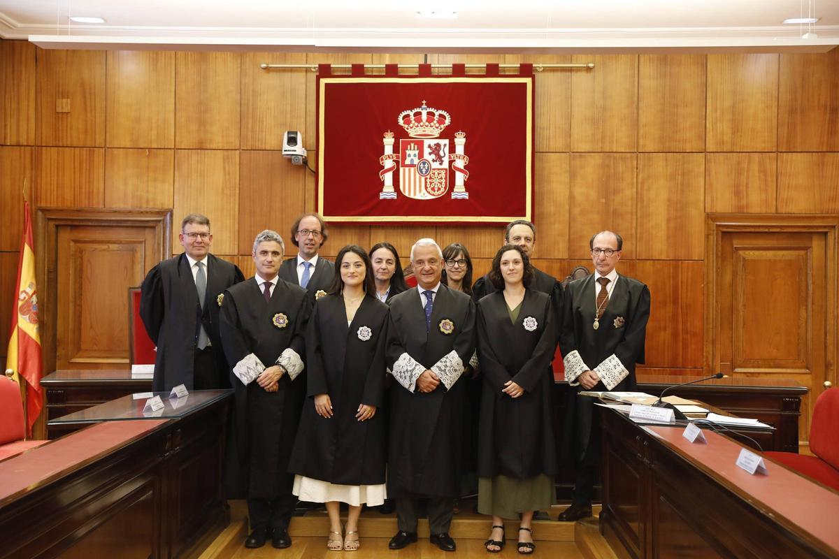En primera fila, Miguel Antonio del Palacio de la Cámara, María gallego Pelegay, Jesús María Chamorro y Natalia Suárez Mostaza. En la última fila, Joaquín Colubi (presidente del Juzgado de Instancia de Avilés), Antonio Lorenzo (presidente de la Audiencia Provincial), Simonet Quelle Coto (Sección de lo Penal), Susana Fernández de la Parra (Sección Civil), Jorge Punset (Juez Decano de Oviedo) y Jaime Estrada Ruiz.