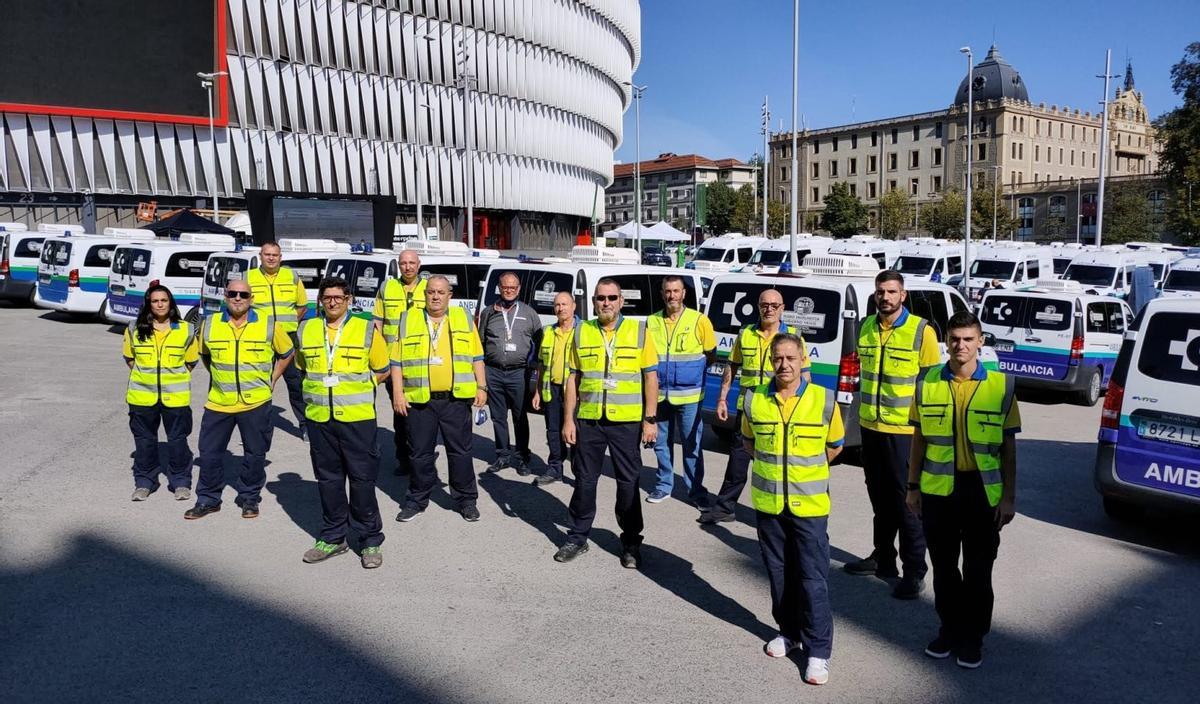 Parte del equipo de La Pau y su flota en el campo de San Mamés (Bilbao).