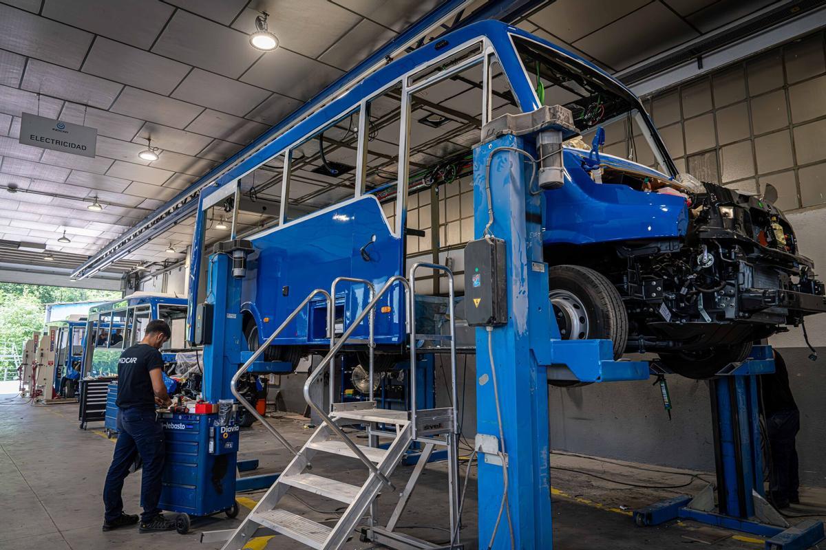 La fabricación de autobuses, autocares y minibuses en Arbúcies, en La Selva, se basa en un intrincado proceso artesanal, donde la precisión de soldadores y herreros da forma a vehículos personalizados.