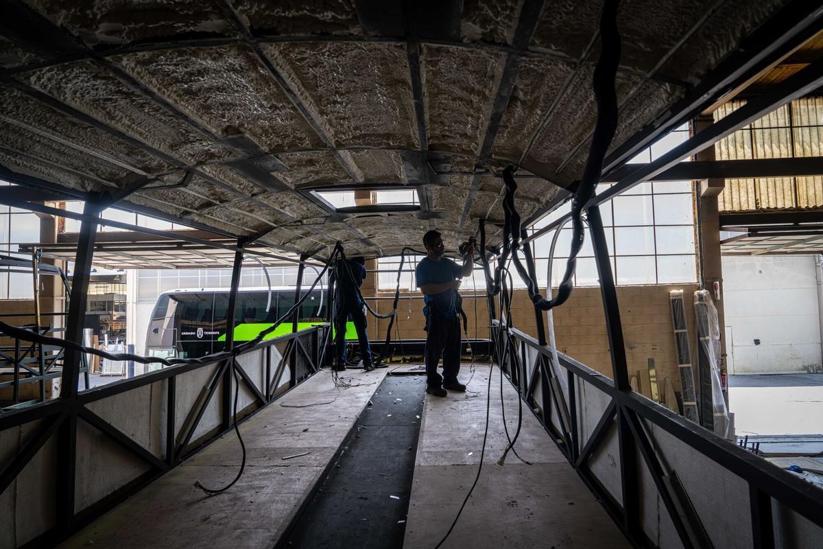 La fabricación de autobuses, autocares y minibuses en Arbúcies, en La Selva, se basa en un intrincado proceso artesanal, donde la precisión de soldadores y herreros da forma a vehículos personalizados.