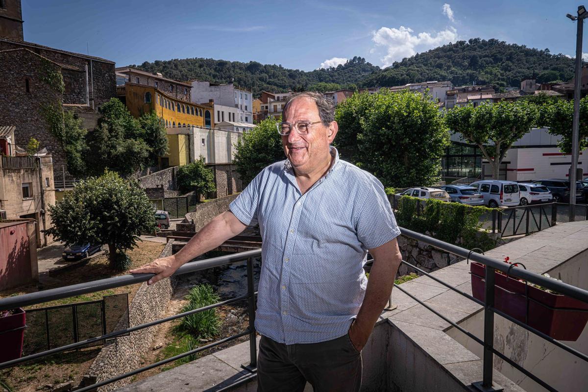 Pere Garriga Solà, alcalde independiente de Arbúcies, durante una entrevista sobre el impacto de la descarbonización de las nuevas flotas de autobuses en la carrocería local y en el territorio, en Arbúcies, 1 de junio de 2026. Economía. AUTOR: Manu Mitru | EPC