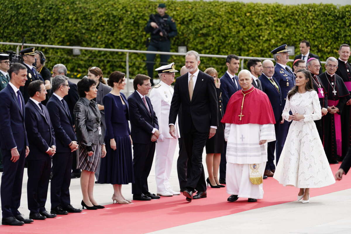 Los Reyes Felipe y Letizia y el presidente del Gobierno, Pedro Sánchez, acompañados por el ministro de Asuntos Exteriores, Unión Europea y Cooperación, José Manuel Albares, el ministro de Presidencia, Justicia y Relaciones con las Cortes, Félix Bolaños, la embajadora de España ante la Santa Sede, Isabel Celaá, la presidenta de la Comunidad de Madrid, Isabel Díaz Ayuso y el alcalde de Madrid, José Luis Martínez Almeida, reciben al Papa León XIV en el aeropuerto Adolfo Suárez Madrid-Barajas, junio 6 de enero de 2026, en Madrid (España). El Papa León XIV inicia una visita oficial a España que incluye varios actos institucionales y religiosos. Durante su estancia, el pontífice se reúne con las principales autoridades del Estado y celebra ceremonias litúrgicas abiertas a los fieles. La visita refuerza las relaciones entre la Santa Sede y España y se centra en cuestiones sociales y espirituales. A. Pérez Meca / Europa Press 6 DE JUNIO DE 2026 VISITA DEL Papa 6/6/2026