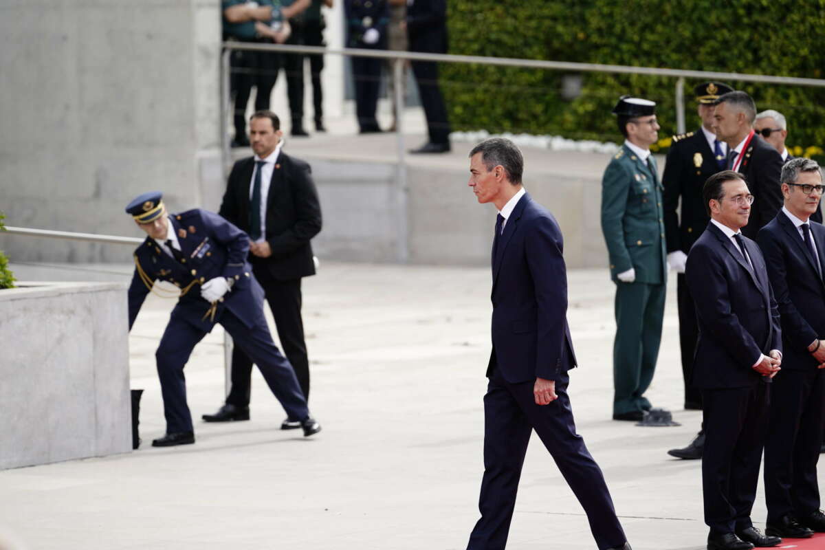 El presidente del Gobierno, Pedro Sánchez, recibe al Papa León XIV en el aeropuerto Adolfo Suárez Madrid-Barajas. Foto: A. Pérez Meca / Europa Press.