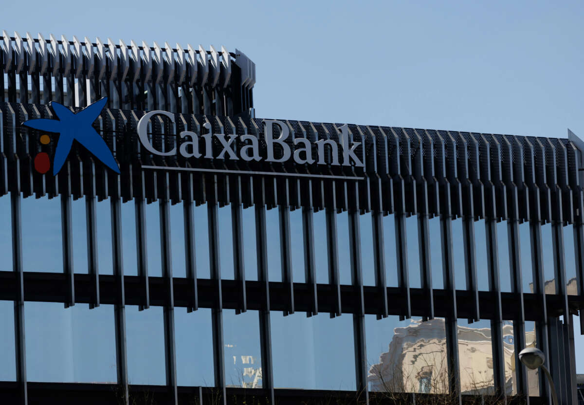 Archivo - Fachada del edificio CaixaBank, en Madrid (España)