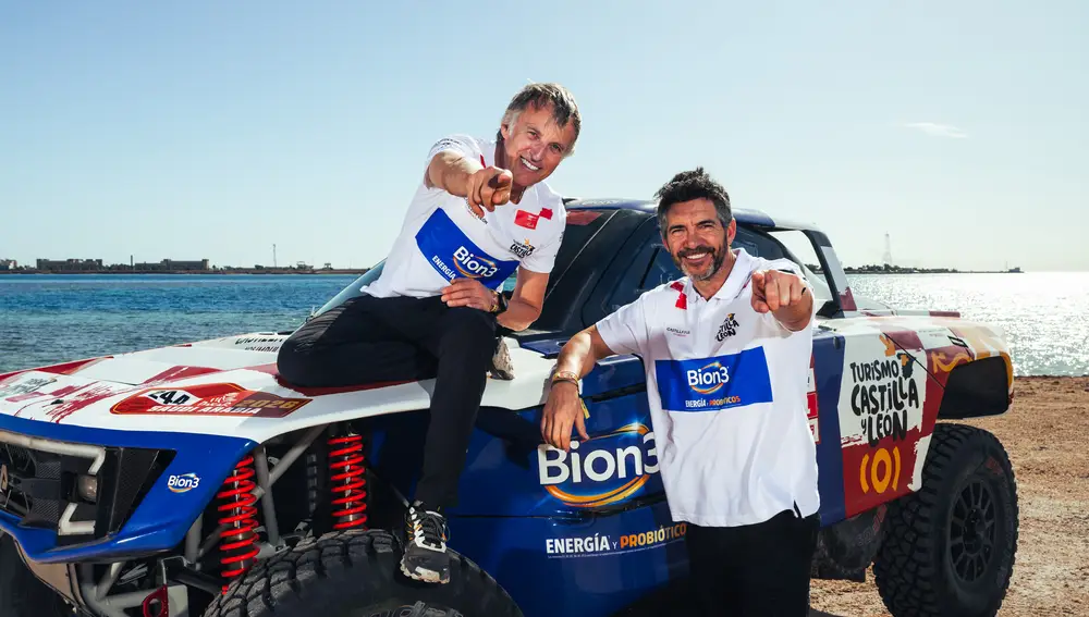Jesus Calleja y Edu Blanco, durante su participación en el Dakar