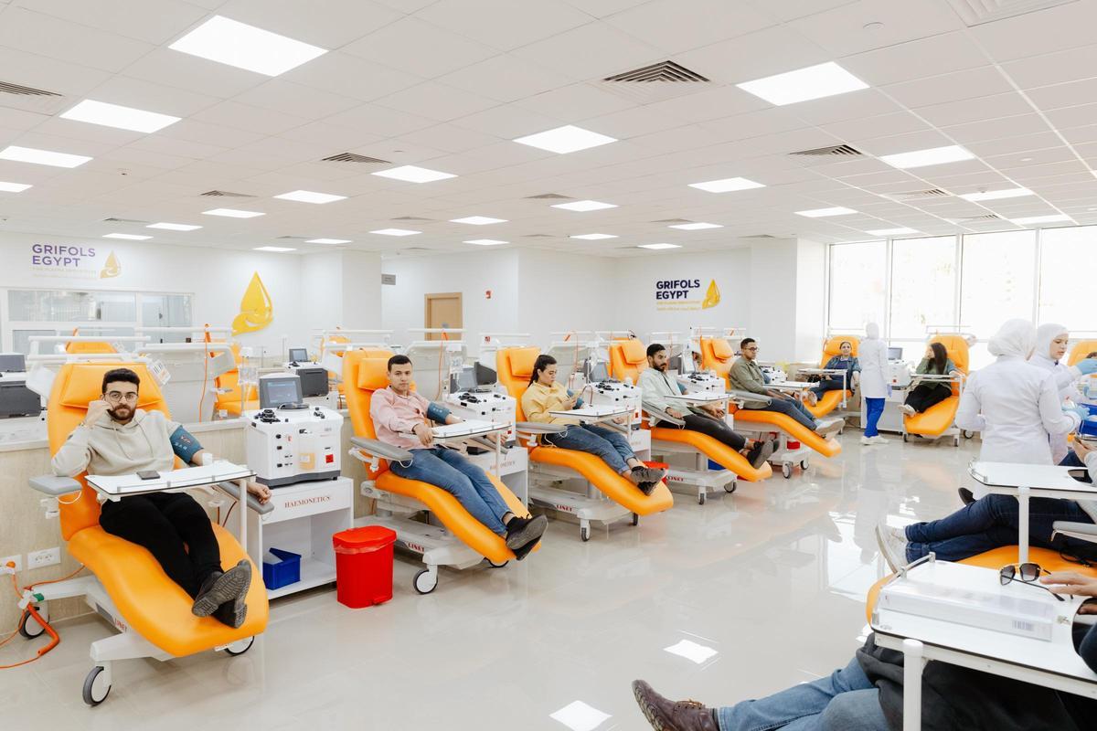 Varios donantes en uno de los centros de donación de plasma de Grifols Egipto