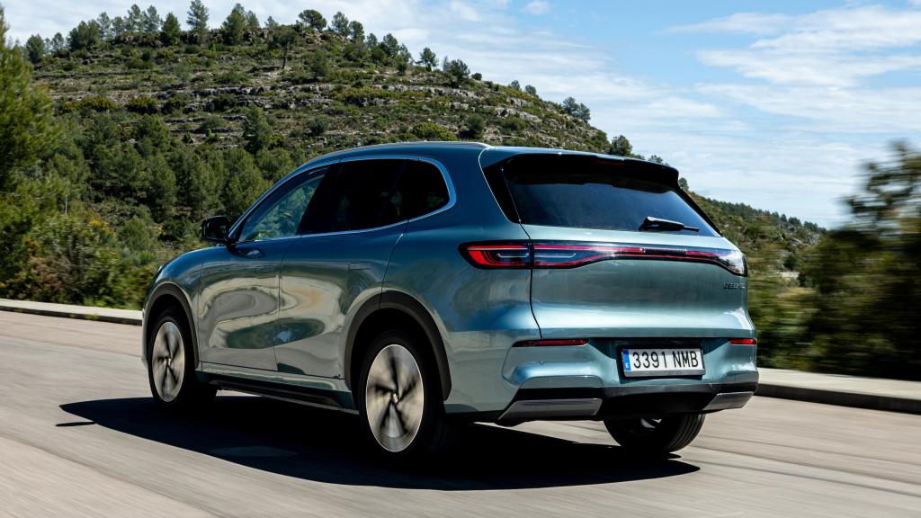 Vista trasera de tres cuartos del Geely E5.