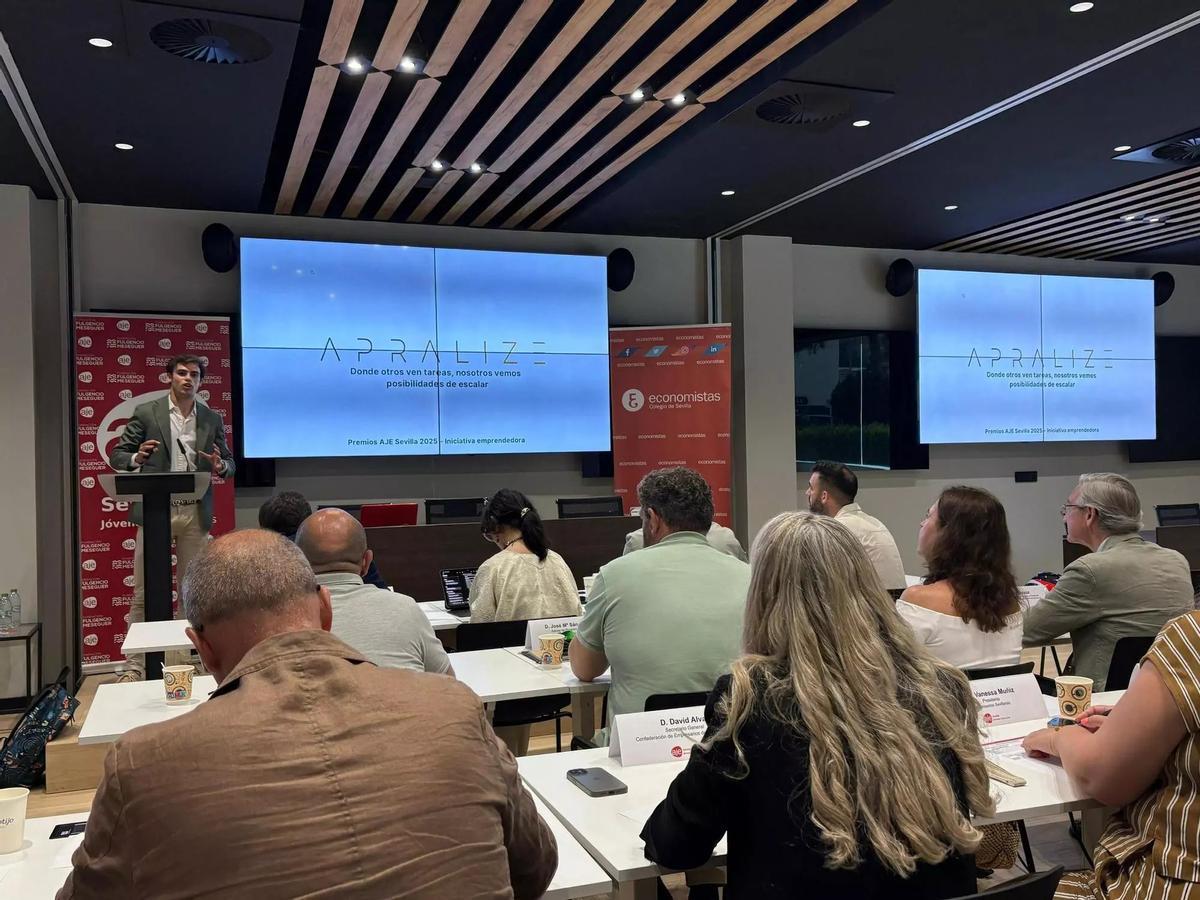 El fundador de Apralize explicando las capacidades de su empresa a los miembros del jurado en la entrega del Premio AJE Sevilla 2026.