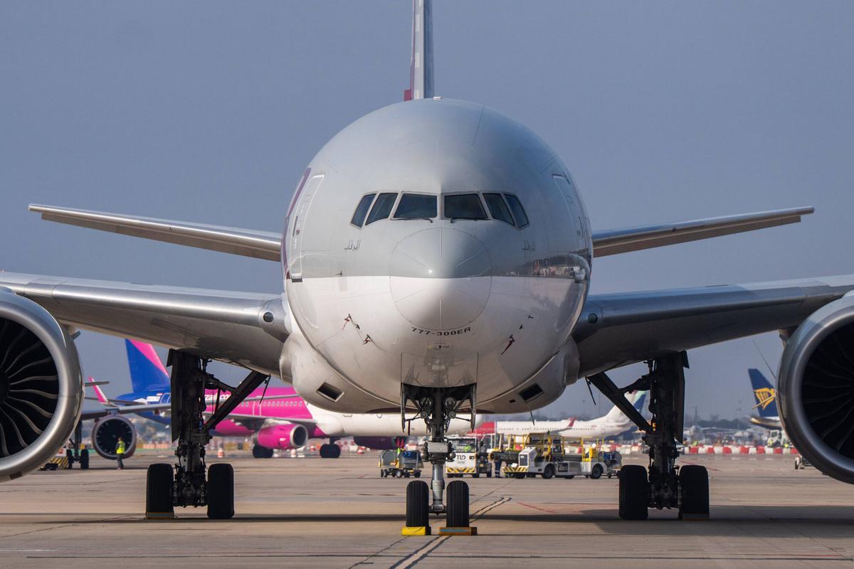 Un avión espera su turno en una de las pistas del aeropuerto de Barcelona-El Prat.