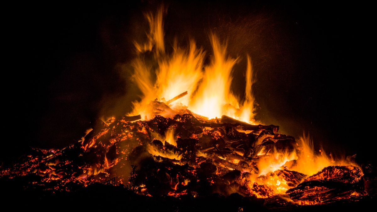 Una hoguera en la noche de San Juan