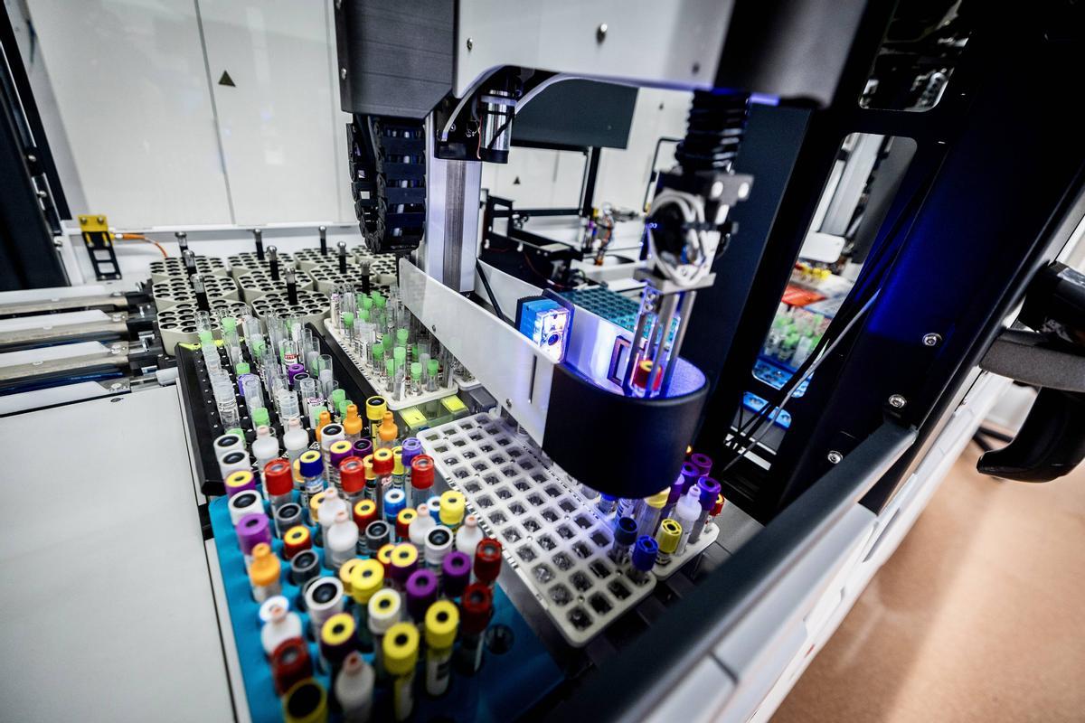 Detalle de una de las máquinas distribuidas por la empresa NGNY Devices, que fabrica robots y máquinas para laboratorios de análisis clínicos